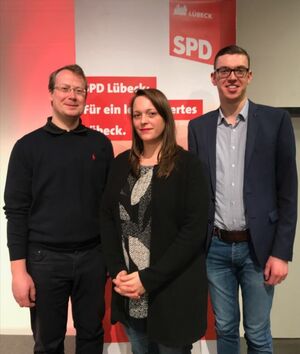 Nils Düster beglückwünscht Kristin Blankenburg und Philip Brozio (von links nach rechts)